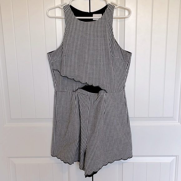 Size M Saylor 1 piece jumpsuit/shorts with pockets & back zipper. - Picture 1 of 2